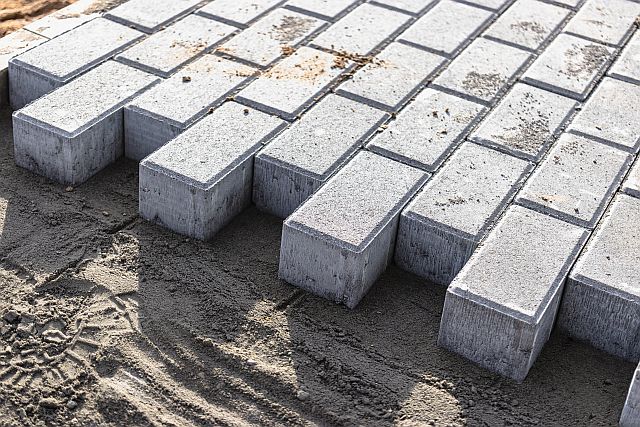 Pflastersteine in Beton verlegen Anleitung