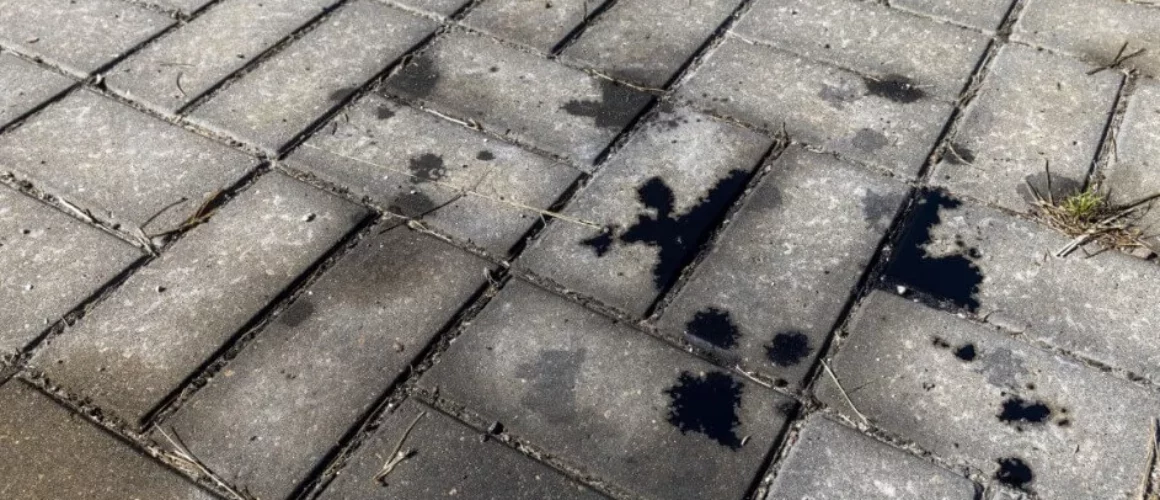 Motoröl von Pflastersteinen entfernen – wie geht das?